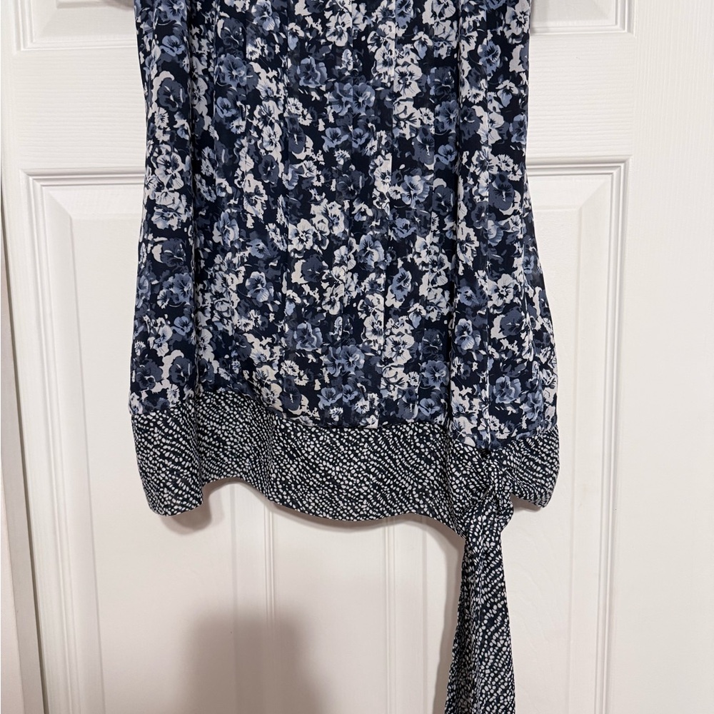*Apt. 9 Blue and White Floral Blouson Top - Size Medium - Picture 3 of 7